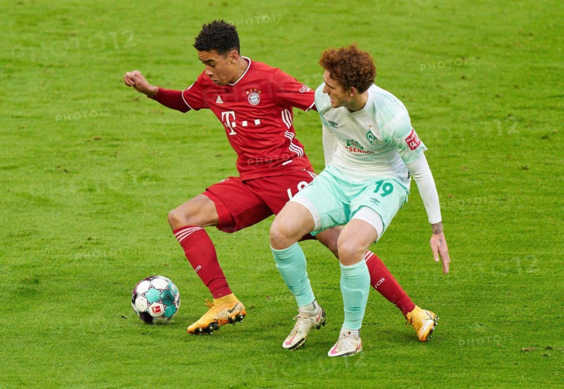 Munich, Germany. 21st Nov, 2020. Jamal MUSIALA, FCB 42 compete for the ball, tackling, duel, header, zweikampf, action, fight against Joshua SARGENT, BRE 19 at the match FC BAYERN MUENCHEN - SV WERDER BREMEN 1-1 in the 1.German Bundesliga, Season 2020/2021, match day 8, Munich, Germany, November 21, 2020. Credit: Peter Schatz/Alamy Live News