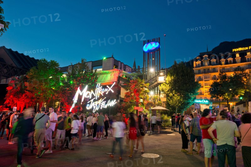 Switzerland, Vaud, Waadt, Montreux, ville, Stadt, city, Les quais, die Docks, the docks, Montreux Jazz Festival, personnes, Leute, people