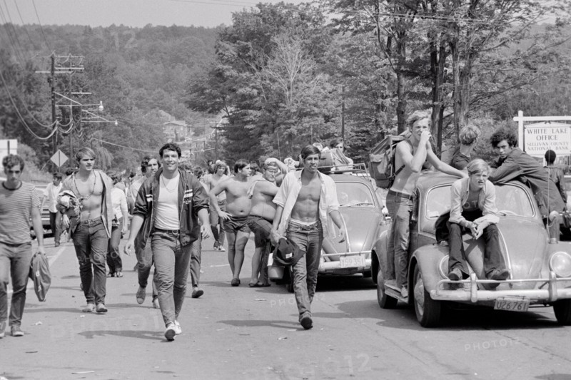 1960s AUGUST 1969 TEENS WALKING AND ON VW BEETLES CARS ON THEIR WAY TO WOODSTOCK FESTIVAL BETHEL NEW YORK STATE USA - j12742 HAR001 HARS PERSONS INSPIRATION FESTIVAL MALES TEENAGE BOY WAY ENTERTAINMENT NY TRANSPORTATION B&W SUMMERTIME FREEDOM ADVENTURE WOODSTOCK AND EXCITEMENT VOLKSWAGEN CONNECTION CONCEPTUAL NEW YORK ESCAPE TEENAGED BEETLES VW 1969 JUVENILES SEASON YOUNG ADULT MAN AUGUST BLACK AND WHITE CAUCASIAN ETHNICITY HAR001 OLD FASHIONED
