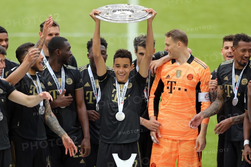 Jamal Musiala FC Bayern MŸnchen  mit Meisterschale  Siegerehrung: Meisterfeier mit der Uebergabe der Meisterschale an das Team FC Bayern Muenchen - Deutscher Meister 2021. FC Bayern Muenchen - FC Augsburg  Alllianz  Arena  22.5.2021  34. Spieltag Fussball Bundesliga Saison  2020 / 2021      © diebilderwelt / Alamy Stock