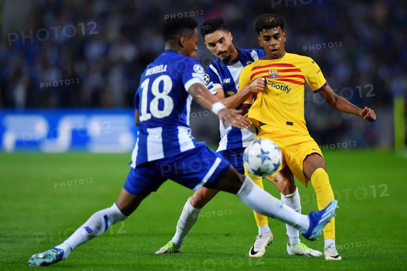 Porto, Portugal. 04th Oct, 2023. Dragao Stadium, Champions League 2023/2024, FC Porto versus FC Barcelona; Stephen Eustaquio of FC Porto battles for possession ball with Lamine Yamal of FC Barcelona, during the UEFA Champions League 2023/2024 Group H match between Fc Porto and FC Barcelona at Dragao Stadium in Porto on October 04. Photo: Daniel Castro/DiaEsportivo/Alamy Live News Credit: DiaEsportivo/Alamy Live News