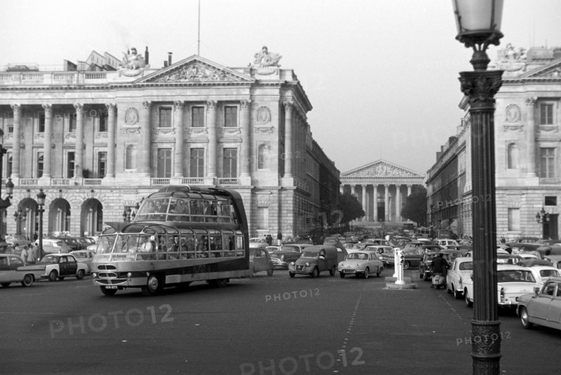 Ein Panoramabus an der Place de la Concorde, links das Hotel de Crillon, rechts das Hotel de la Marine, im Hintergrund die Madeleine, eine Pfarrkirche im klassizistischen Stil, Paris 1962. A panoramic bus at the Place de la Concorde, on the left the Hotel de Crillon, on the right the Hotel de la Marine, in the background the Madeleine, a parish church in neoclassical style, Paris 1962.