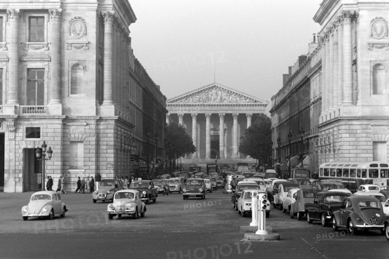 Der Straßenverkehr an der Place de la Concorde, links das Hotel de Crillon, rechts das Hotel de La Marine, in der Mitte die Madeleine, eine Pfarrkirche im klassizistischen Stil, Paris 1962. The street traffic at the Place de la Concorde, on the left the Hotel de Crillon, on the right the Hotel de La Marine, in the center the Madeleine, a parish church in neoclassical style, Paris 1962.