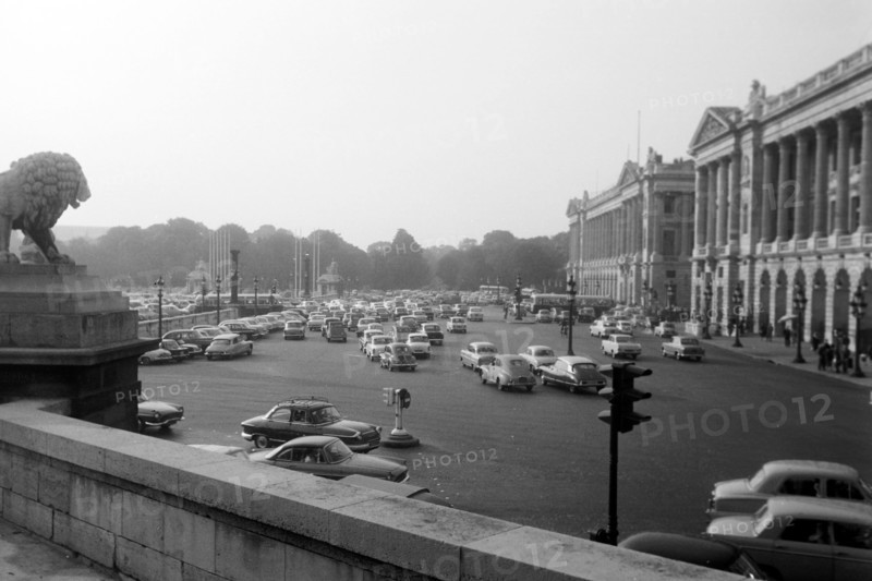 Blick auf den Straßenverkehr an der Place de la Concorde, links das Hotel de Crillon, rechts das Hotel de La Marine, Paris 1962. View of street traffic at Place de la Concorde, Hotel de Crillon on the left, Hotel de La Marine on the right, Paris 1962.