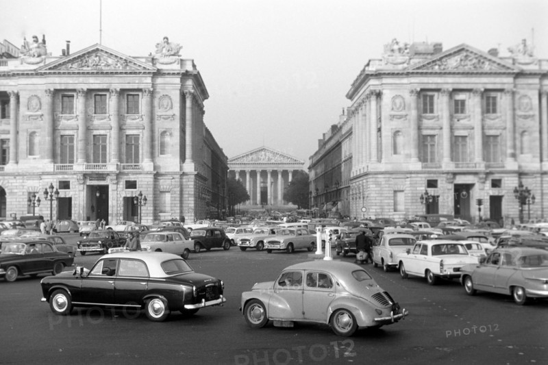 Der Straßenverkehr an der Place de la Concorde, links das Hotel de Crillon, rechts das Hotel de La Marine, in der Mitte die Madeleine, eine Pfarrkirche im klassizistischen Stil, Paris 1962. The street traffic at the Place de la Concorde, on the left the Hotel de Crillon, on the right the Hotel de La Marine, in the center the Madeleine, a parish church in neoclassical style, Paris 1962.