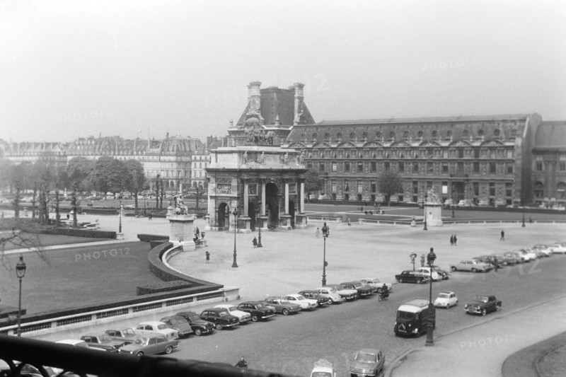 Der Triumphbogen am Carrousel du Louvre, Paris 1965. The Arc de Triomphe at the Carrousel du Louvre, Paris 1965.