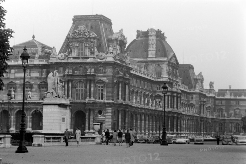 Der Louvre in Paris, 1962. The Louvre in Paris, 1962.