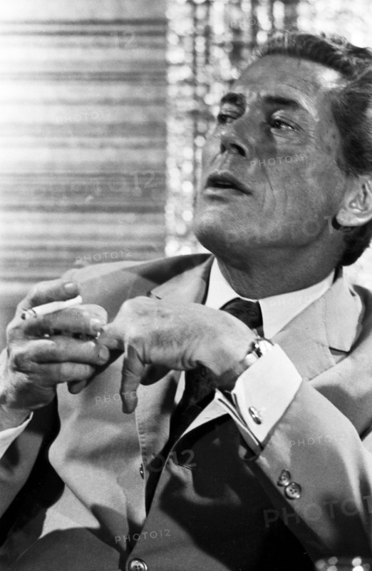 Der französische Molekularbiologe Jacques Monod im Gespräch, mit Zigarette in der Hand. Die Aufnahme aus den frühen 1970er-Jahren zeigt den Nobelpreisträger in konzentrierter Haltung