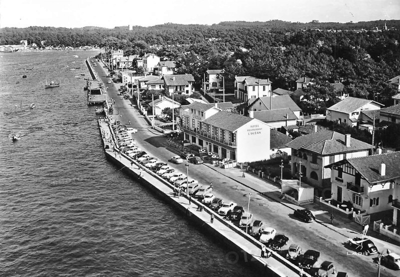 This aerial view of Capbreton port, taken circa 1960, shows the area before the extensive works of the 1970s. The photograph provides insight into the original structure of the port before modernization.