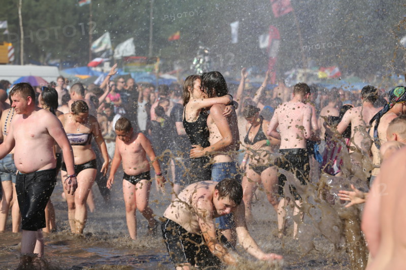 Küstrin an der Oder, Poland. 01st Aug, 2015. A reveler enjoys the mud fights at the Przystanek Woodstock Festival 2015 held in Küstrin. Hundreds of thousands of attendees enjoy one of Europe's largest non-commercial open-air events, the Woodstock Stop Festival Open Air music festival in Kostrzyn. Credit:  Simone Kuhlmey/Pacific Press/Alamy Live News