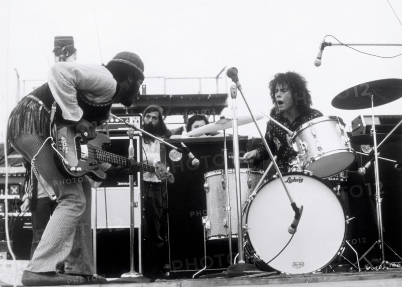 WOODSTOCK USA 1969/1970 Michael Wadleigh Film chronicle of the legendary 1969 three-days-music festival 'Woodstock' image: guitarist FREDDY STONE and drummer GREG ERRICO - Sly and The Family Stone Regie: Michael Wadleigh