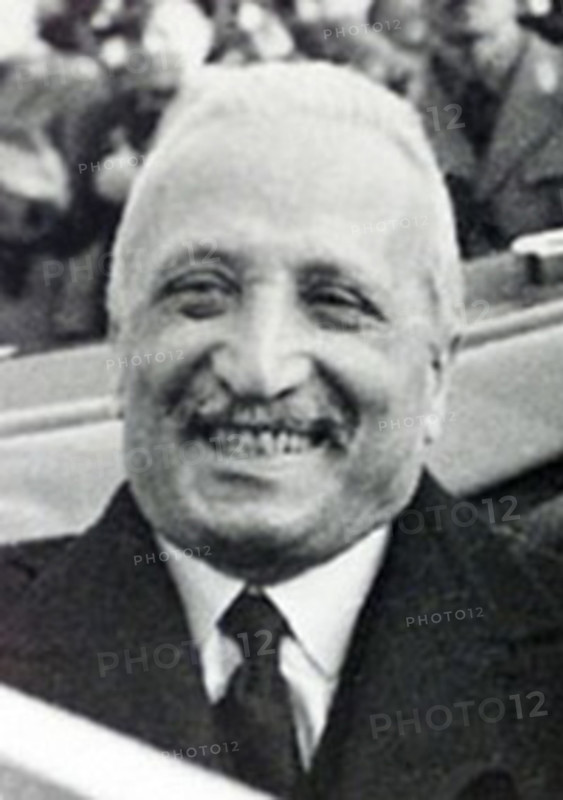. English: Enrico De Nicola (9 November 1877 – 1 October 1959) was an Italian jurist, journalist, politician, and the first provisional Head of State of the newborn republic of Italy from 1946 to 1948. Italiano: Enrico De Nicola (Napoli, 9 novembre 1877 – Torre del Greco, 1º ottobre 1959), politico e avvocato italiano, primo Presidente della Repubblica Italiana. 1948. Unknown 22 De Nicola ritratto