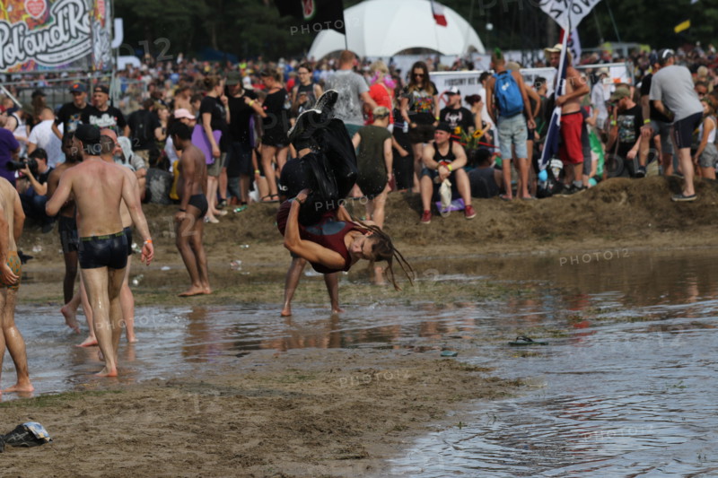 Kostrzyn, Polen, 1 August 2019, Young people in the mud.25. Pol'and'Rock Festival is the biggest non-commercial festival in Europe. This year the festival will take place on 1-3 August in the town of Kostrzyn nad Odra in western Poland.
