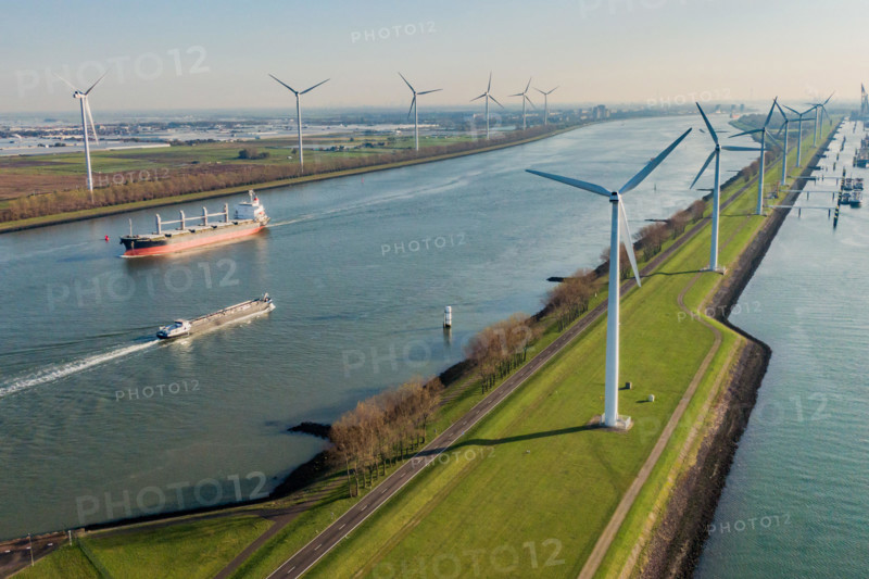 HOEK VAN HOLLAND, 22-11-2019, Maeslantkering near Hoek van Holland and ships sailing on the Nieuwe Waterweg.