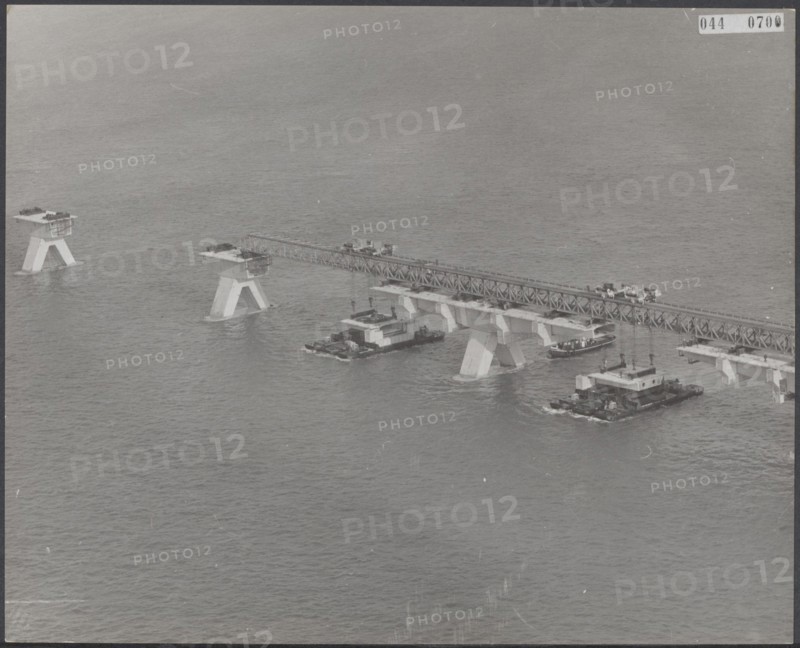 Series 044-0700 t/m 044-0702 Date: 24 March 1965 Location: Zeeland Keywords: construction, bridges Institution name: Deltawerken, Zeelandbrug
