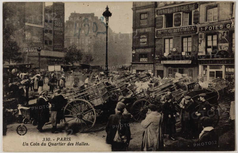 PARIS, A CORNER OF DISTRICT HALLS (CARTS STREET BALTARD) L'Abeille. Un coin du quartier des Halles. Charrettes, rue Baltard. Paris (Ier arr.). Phototypie. Paris, musée Carnavalet.