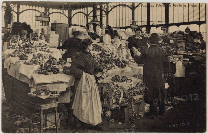 MARKET PARIS - CENTRAL HALLS - RETAIL FRUIT AND FUTURES (RUE BALTARD) Anonyme. Marché de Paris - Halles Centrales - vente au détail des fruits et primeurs (rue Baltard), Paris (Ier arr.). Phototypie. Paris, musée Carnavalet.