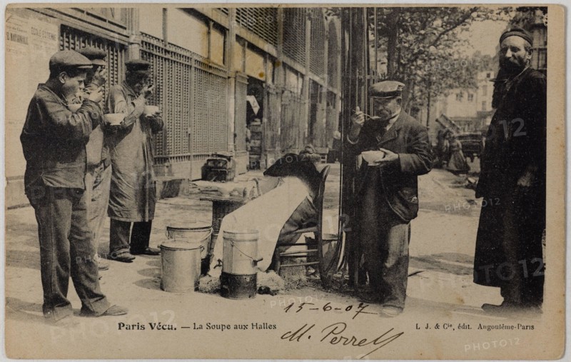 PARIS LIVED - SOUP HALLS (RUE BALTARD) L.J. & Compagnie, éditeur Angoulême-Paris. Paris vécu - La soupe aux Halles (rue Baltard), Paris (Ier arr.). Phototypie. Paris, musée Carnavalet.