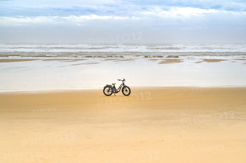 Fatbiking on the beach of La Coubre in the departement Charente-Maritime