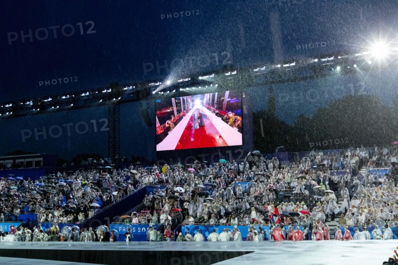 Zuschauer / Ehrengaeste im Regen im Regenponcho, FRA, Olympische Spiele Paris 2024, Eroeffnungsfeier, Opening Ceremony, 26.07.2024  Foto: Eibner-Pressefoto/Roger Buerke