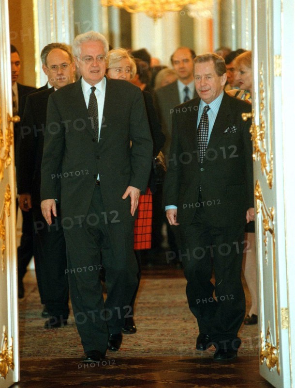 ***FILE PHOTO*** French Prime Minister Lionel Jospin (left) met with Czech President Vaclav Havel at Prague Castle on November 19, in Prague, Czech Republic. (CTK Photo/Stanislav Zbynek)