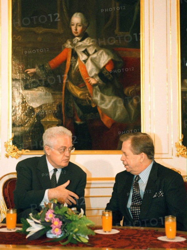 ***FILE PHOTO*** French Prime Minister Lionel Jospin (left) met with Czech President Vaclav Havel at Prague Castle on November 19, in Prague, Czech Republic. (CTK Photo/Stanislav Zbynek)