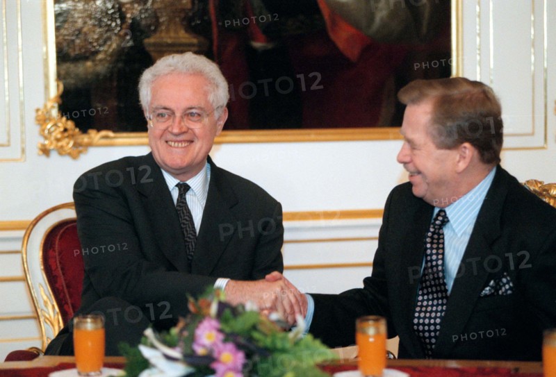 ***FILE PHOTO*** French Prime Minister Lionel Jospin (left) met with Czech President Vaclav Havel at Prague Castle on November 19, in Prague, Czech Republic. (CTK Photo/Stanislav Zbynek)