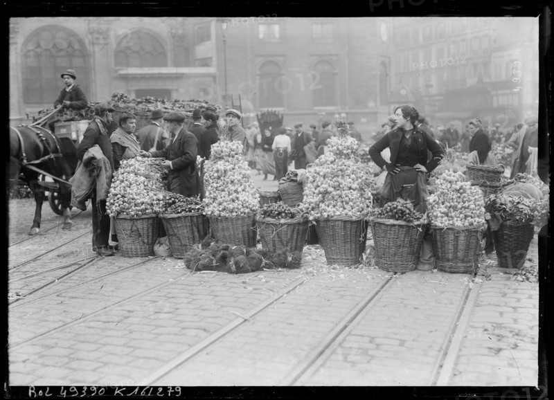 A press photograph from 1917 records activity in the Les Halles district of Paris during the First World War, documenting the central market area that played a key role in commerce, food distribution and civilian provisioning within the French capital.