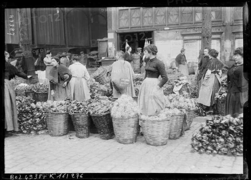 A press photograph from 1917 records activity in the Les Halles district of Paris during World War I. The image documents daily life and market activity in the French capital under wartime conditions.