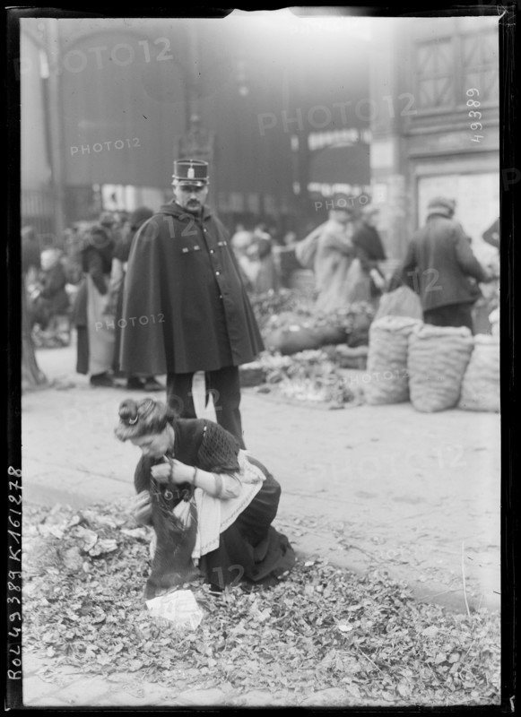 Les Halles in Paris appears in a 1917 press photograph during World War I, documenting the district identified by the source and placing it within the wartime setting of the French capital.