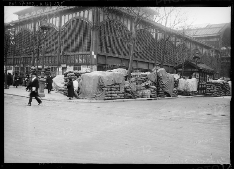 Agence Rol press photograph records the Baltard pavilion at Les Halles in the 1st arrondissement of Paris on 22 December 1919. The photograph documents the architecture and setting of the Central Halls market complex.
