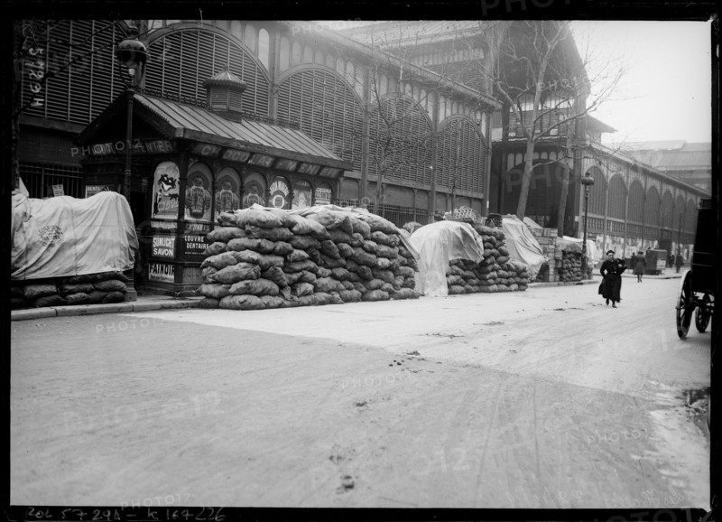 Agence Rol photographed the Pavillon Baltard at Les Halles in the 1st arrondissement of Paris, France, on 22 December 1919. The monochrome press photograph documents the architecture of the Central Halls post-World War I.