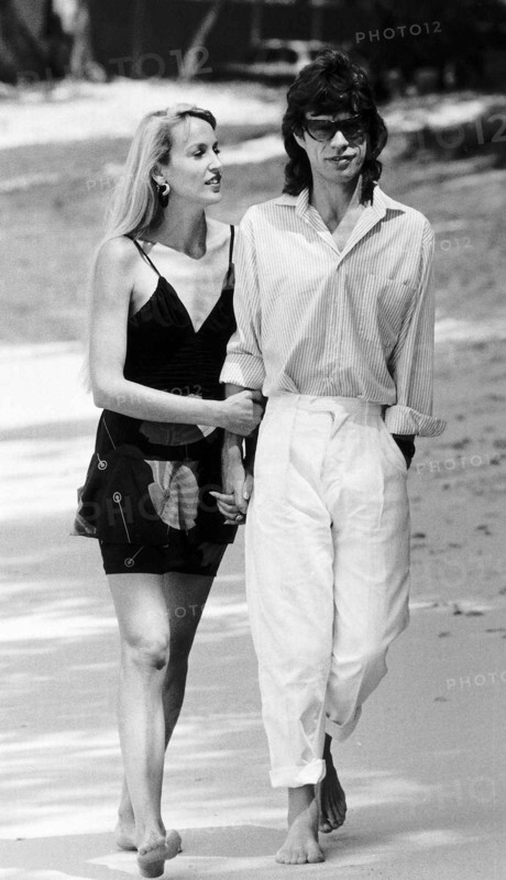 Jerry Hall model and actress walks arm in arm with her boyfriend Rolling Stones Mick Jagger in Barbados March 1981 Dbase MSI