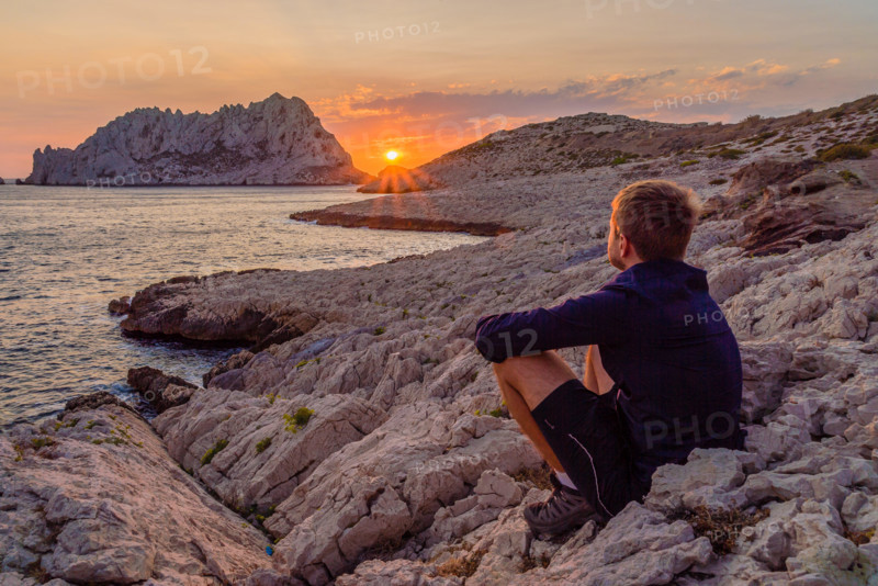 Sun disappearing between two mountains in Les Goudes