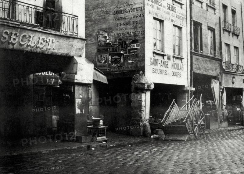 Les Piliers des Halles, rue de la Tonnellerie . The famous Parisian market known as 'les Halles' dates back to as early as the middle ages. By the 19th century, the markets at les Halles were a main source for everyday groceries and general food products. While the structures remained relatively unchanged for three centuries, the markets were destroyed and rebuilt in 1851 in an attempt to modernize the 800 year old architecture. The new design consisted of 10 pavilions, various large covered streets, and an efficient water distribution system, all of which inspired the design of other European