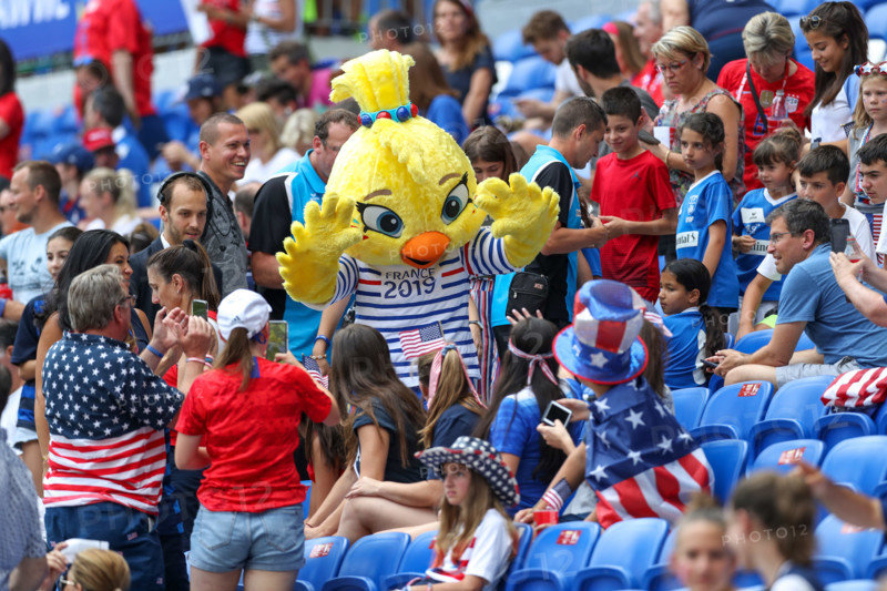 Lyon, France. 07th July, 2019. Fans the United States during match against the Netherlands game valid for the Final of the Women 's Soccer World Cup in Lyon in France this Sunday, 07. Credit: Brazil Photo Press/Alamy Live News