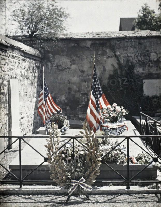 Paris (12th arrondissement), France Tomb of La Fayette in the Picpus cemetery, Personality, Inscription, information, First World War, International relations, Political personality, Tomb, Cemetery, Stele, Flower, Funerary inscription, Commemoration, Allies, Flag, France paris ., Arrondissement XII, Etats-Unis [in connection with], 06/07/1917 - 06/07/1917, Léon, Auguste, photographer, Autochrome, photo, Glass, Autochrome, photo, Positive, Vertical, Size 9 x 12 cm