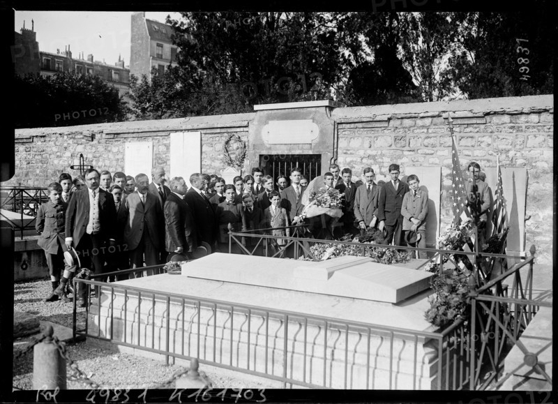 Schoolchildren place flowers at Picpus Cemetery on the tomb of Gilbert Du Motier, marquis de La Fayette, in Paris on 4 July 1917 during Independence Day celebrations. The press photograph documents a memorial gathering honouring Lafayette and the connection between France and the United States.