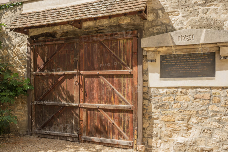 Back gate giving access to the Picpus cemetery. This gate was used during the French Revolution.