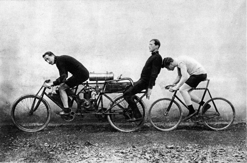 Bouhours derrière son tandem à pétrole, 1902