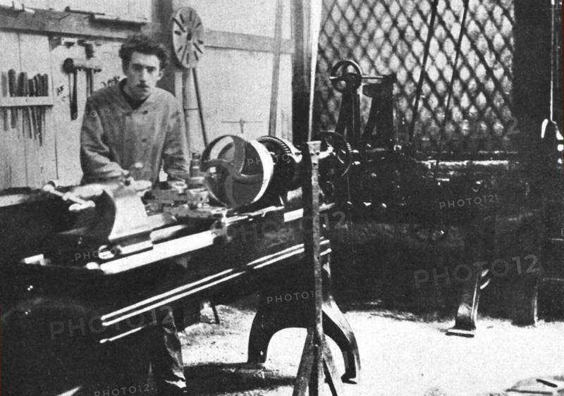 Louis Renault in 1898, behind his lathe in the improvised workshop in the garden of his father's property in Billancourt