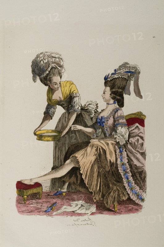 Femme à la mode du 18e siècle