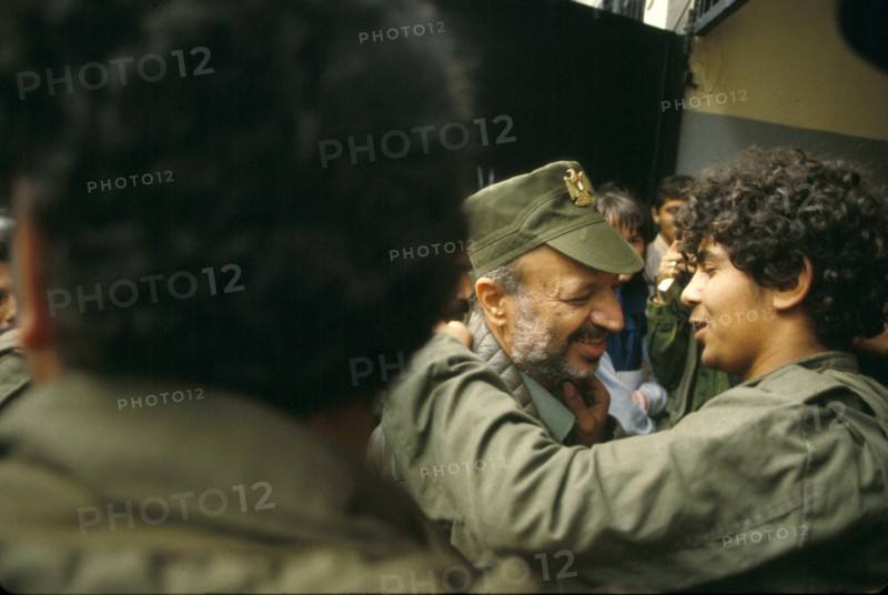 Yasser Arafat avec un jeune soldat