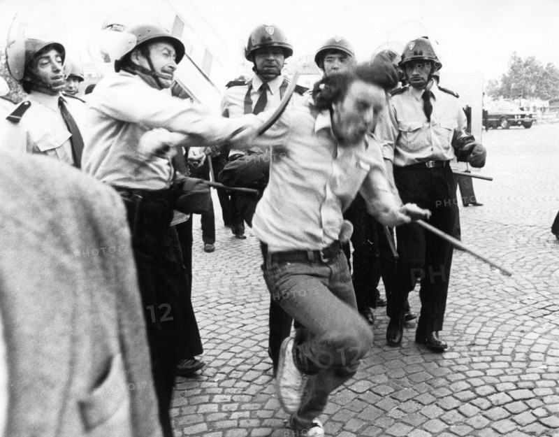 Scène de manifestation dans les rues de Paris (1974)