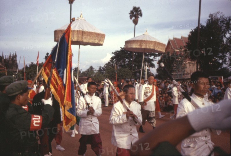 Le roi du Laos, Savang Vatthana, devant le drapeau du mouvement procommuniste du Pathet Lao