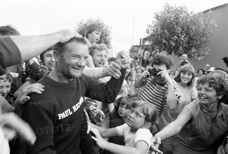 Eric Tabarly welcomed by the cheering crowd, after he set an Atlantic crossing record (1980)