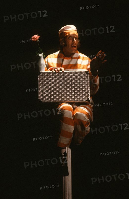Rufus on the stage of the Théâtre Antoine in 1984