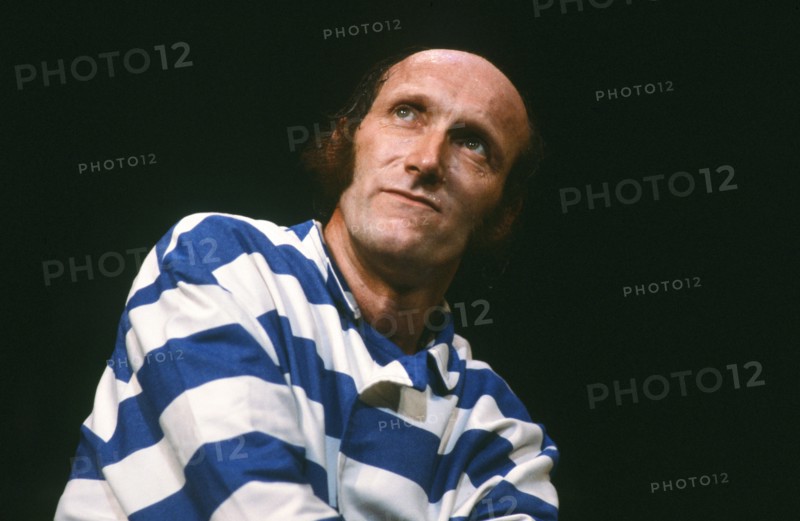 Rufus on the stage of the Théâtre Antoine in 1984