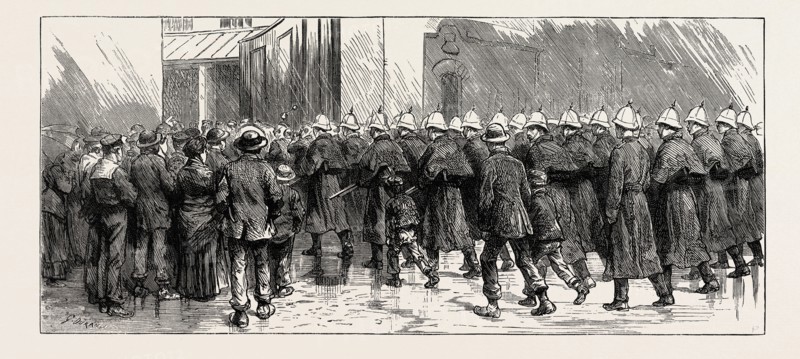 THE REBELLION IN THE SOUDAN (SUDAN), REINFORCEMENTS LEAVING PORTSMOUTH: THE ROYAL MARINE ARTILLERY FROM EASTNEY BARRACKS ENTERING PORTSMOUTH DOCKYARD