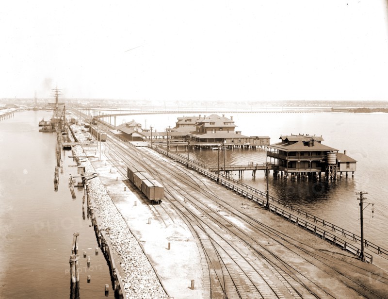 Tampa Inn and docks, Tampa, Fla, Piers & wharves, Hotels, Railroad tracks, United States, Florida, Tampa, 1900